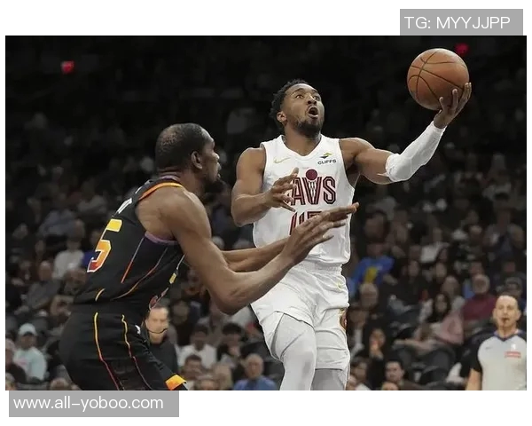 米切尔孤掌难鸣26投12中难救主空砍33分5篮板5助攻表现令人惋惜